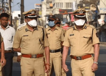 पोलिसांच्या गाडीत पालिकेचे पथक, विनामास्क फिरणाऱ्यांची खैर नाही