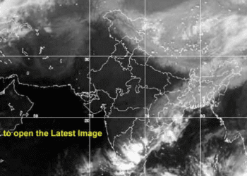 हिंदुस्थानच्या पर्वतीय भागात बर्फाची चादर, दक्षिणेतील तीन राज्यांना चक्रीवादळाचा इशारा