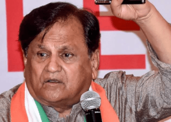 काँग्रेसचे वरिष्ठ नेते अहमद पटेल यांचे ७१ व्या वर्षी निधन