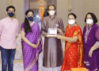 नीलम गोऱ्हे यांच्याकडून राममंदिरासाठी चांदीची वीट; मुख्यमंत्री उद्धव ठाकरे यांच्या हस्ते पूजन