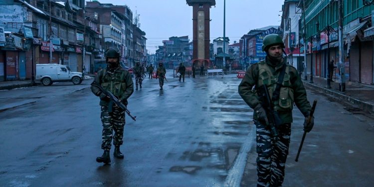 जम्मू कश्मीरमध्ये चकमकीत दोन दहशतवाद्यांचा खात्मा