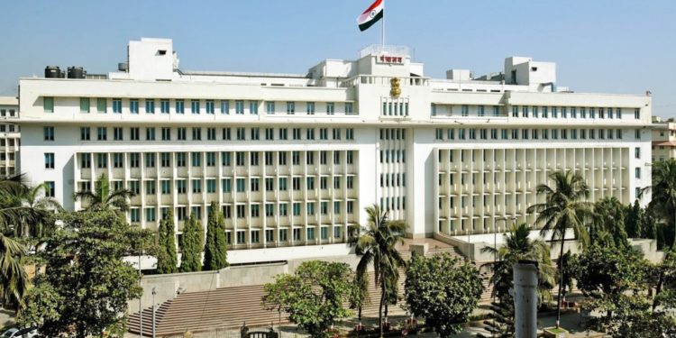 मंत्रालयात निनावी पत्रांचा पाऊस; हजारो कर्मचारी, अधिकाऱ्यांची बदली-बढती रखडली