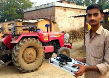 वडिलांसाठी बनवला रिमोटवर चालणारा ट्रॅक्टर