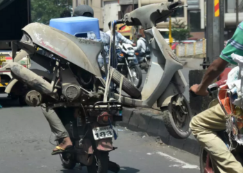 भंगार वाहनांसाठी केंद्र सरकारची लवकरच स्क्रॅपिंग पॉलिसी, रस्त्यांवर पडून असलेल्या जुन्या वाहनांची विल्हेवाट लागणार