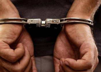 कौटुंबिक वादातून पत्नीला गळा आवळून ठार मारले, फरारी पतीला पुण्यात पकडले