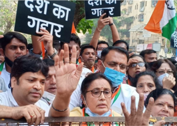 गली गली मे शोर है, अर्णब गोस्वामी चोर है! मुंबईत राष्ट्रवादीचे आंदोलन