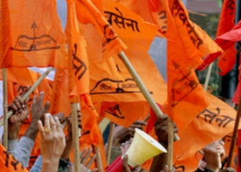 जिल्हा प्रशासनाच्या विनंतीवरून मोर्चा रद्द, पण शिवसैनिकांनी गनिमी काव्याने भगवा फडकावला