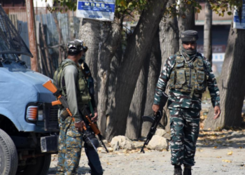 कुलगाम येथे दहशतवादी हल्ला; चार जवान जखमी