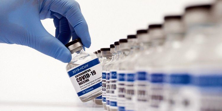 महाराष्ट्राच्या वाट्याला कमी लसी, लसीकरण केंद्रांची संख्याही घटवली