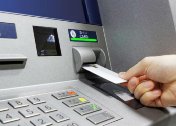 पुणे – मदतीच्या बहाण्याने एटीएम कार्ड बदलले, काढले 74 हजार रुपये
