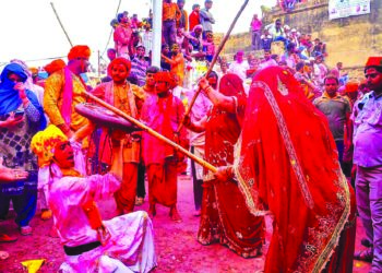 रंग भरी होरी सखी