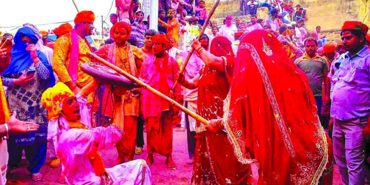 रंग भरी होरी सखी