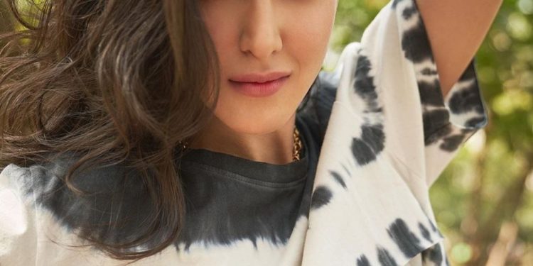 शनाया कपूरला लाँच करणार करण जोहर