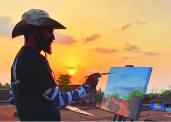 कलात्मक मुशाफिरीत गुंगून गेलेला बाईकस्वार चित्रकार!