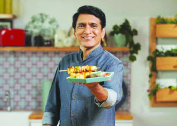 खाणे आणि गाणे एकसाथ…