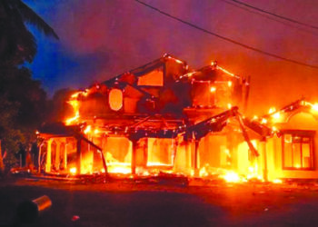 आग लंकेत, बंब पाण्यात