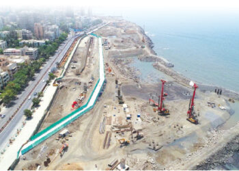 मुंबईच्या विकासात आडवं कोण येतं?