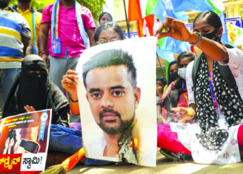 नारीसन्मानाच्या मुखवट्याआड चेहरा भेसूर विकृतीचा!