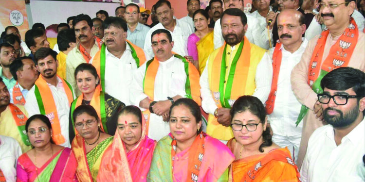 `निष्ठावंत पॅटर्न’ भाजपला जड जातोय!