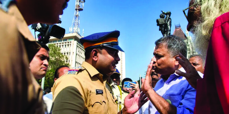 युतीचे राज्यकर्तेच घालतायत महाराष्ट्राच्या मुळावर घाव