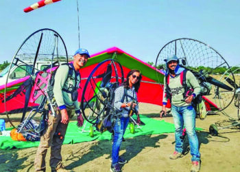 कुटुंब विहरतंय आकाशात