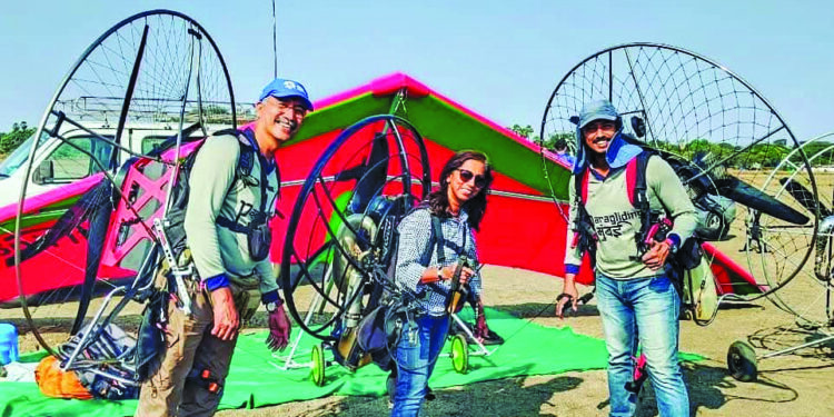 कुटुंब विहरतंय आकाशात