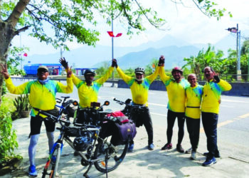 वयाच्या चौकटी मोडणारी सायकलयात्रा