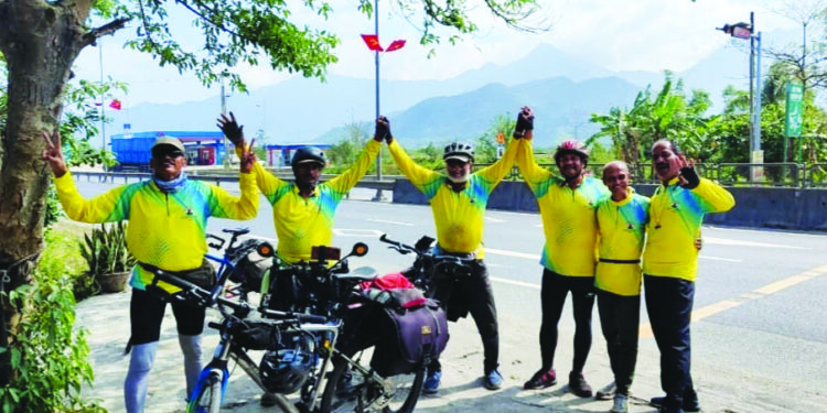 वयाच्या चौकटी मोडणारी सायकलयात्रा