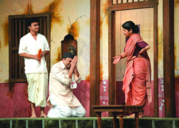 एका कर्मयोग्याची शोकांतिका!  नाटक : हिमालयाची सावली