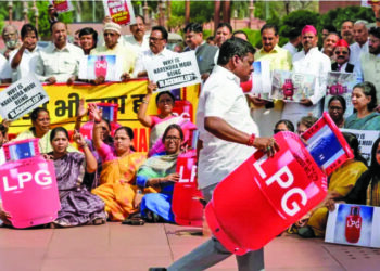 देश गॅसवर, इभ्रत वेशीवर पंतप्रधान प्रचारदौर्‍यावर!