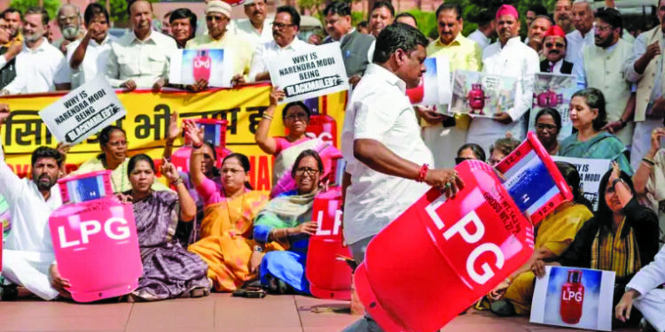 देश गॅसवर, इभ्रत वेशीवर पंतप्रधान प्रचारदौर्‍यावर!