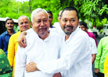 समाजवादी माती खाती…