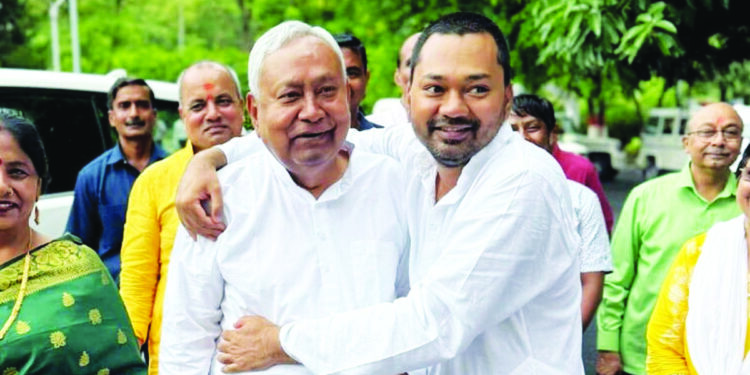 समाजवादी माती खाती…