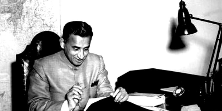 मराठीचे वर्चस्व राहो महाराष्ट्र देशी!