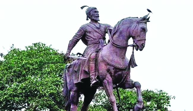 समाजात फूट पाडणारं पुतळ्यांचं राजकारण