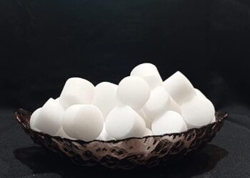 गंध शुचितेचा… डांबरगोळीचा…