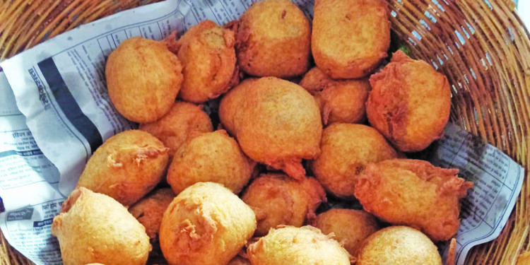 टिळक स्मारक मंदिर कॅन्टीनचा बटाटेवडा!