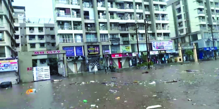काँक्रीटच्या रस्त्यांना मातीचा श्वास द्या…