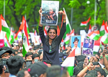 मीम्स, पोस्टर्स, विनोदांनी घडवली हसरी क्रांती!