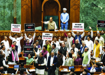 गावात गोंधळ, दिल्लीत तमाशा!