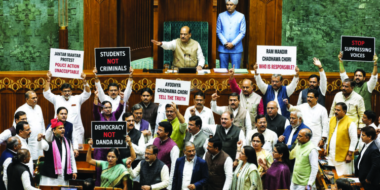 गावात गोंधळ, दिल्लीत तमाशा!