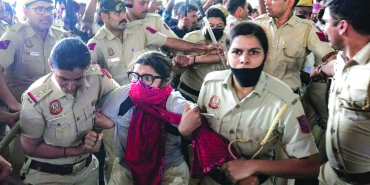 दिल्लीमध्ये ‘कायर’शाही!